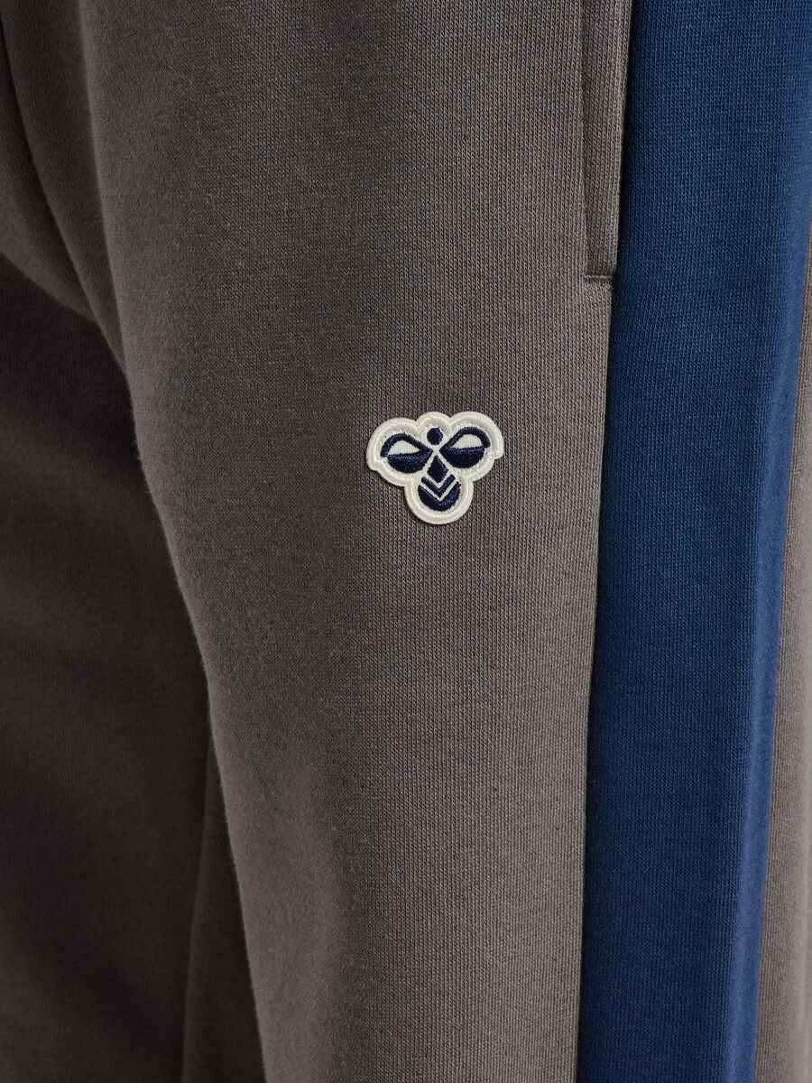 Зауженные брюки Hummel 'Bee' темно-серого цвета — фото 4