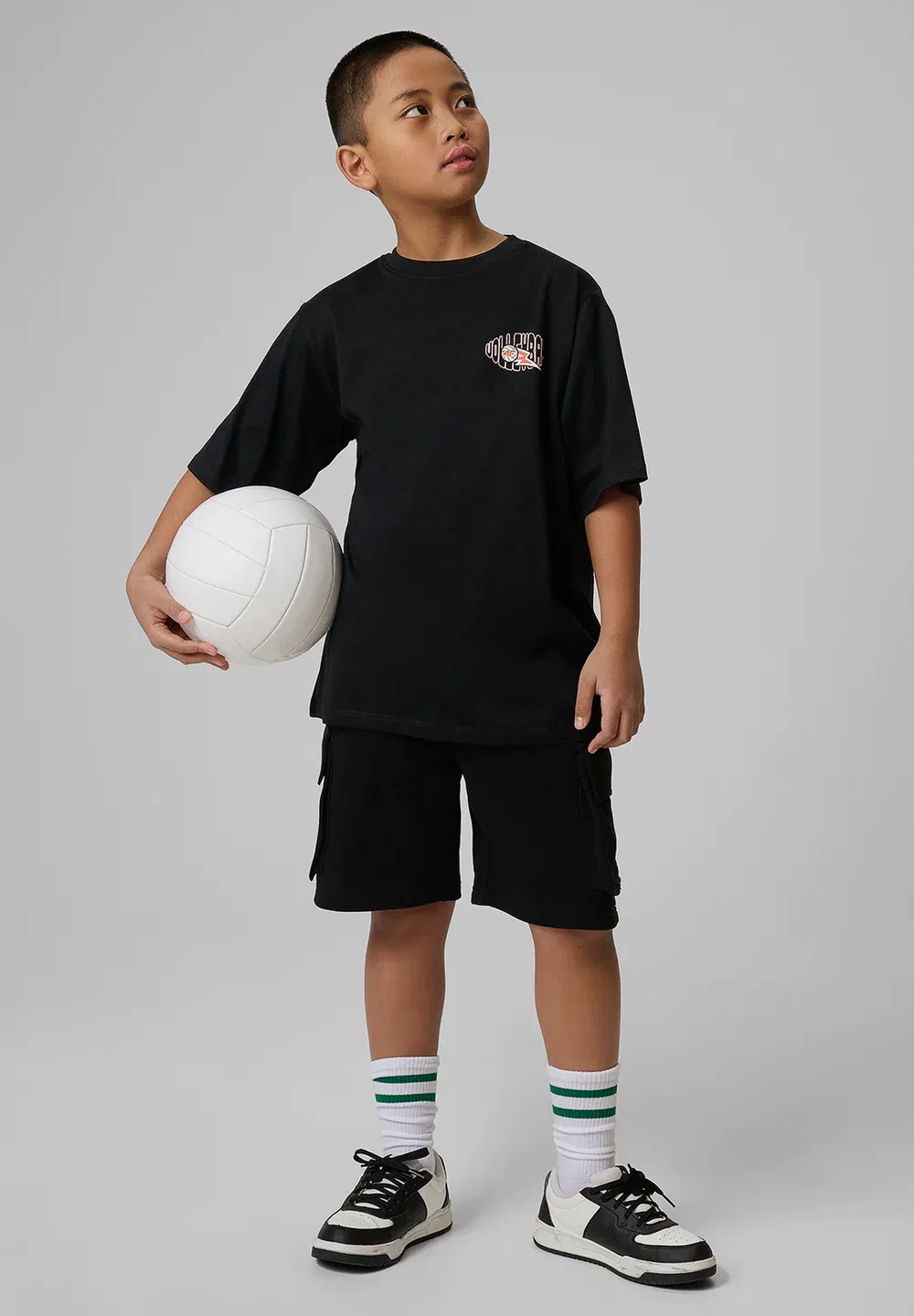 Spodenki dresowe chłopięce - czarne 140 (9-10 лат) - спортивные шорты 4F, Deep Black
