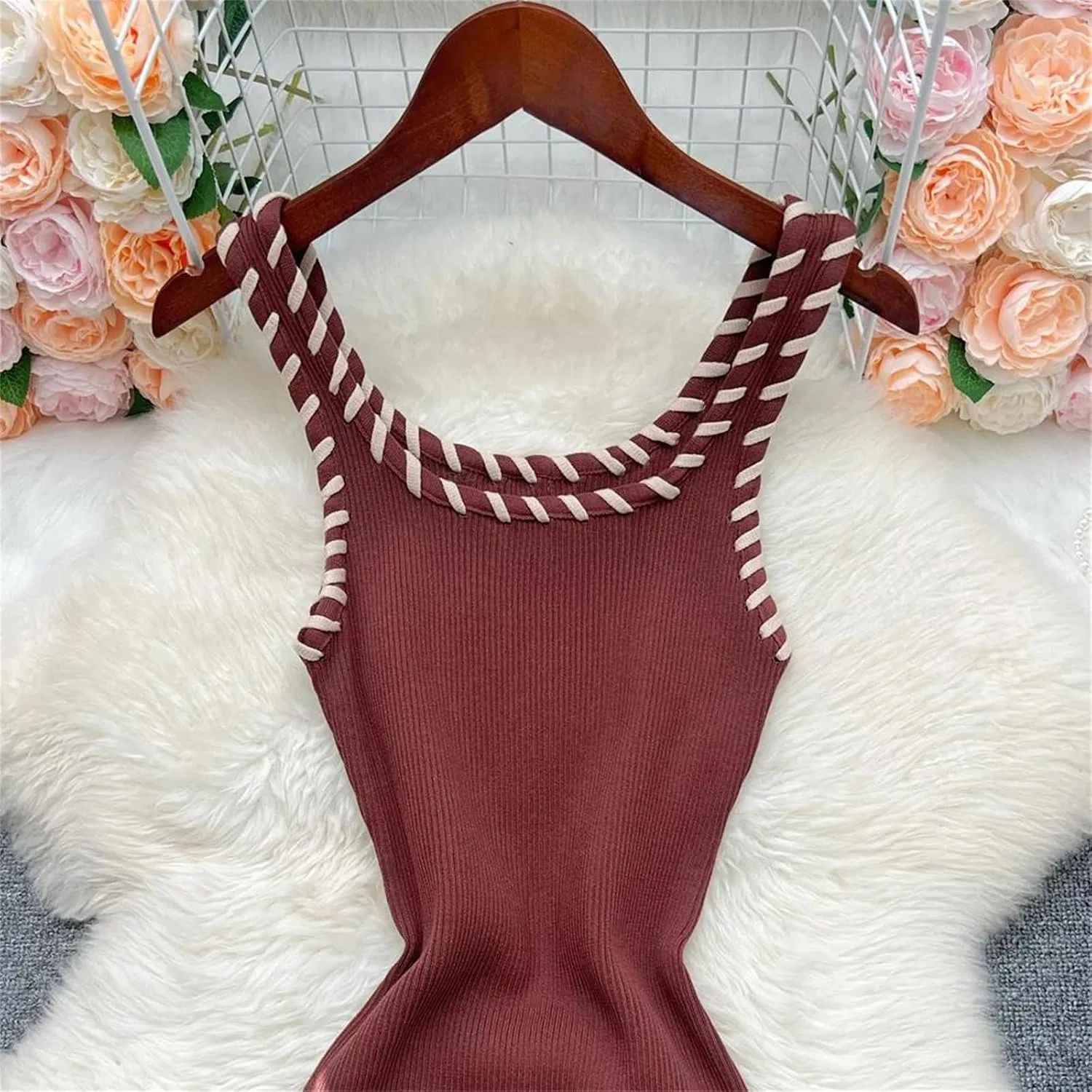 Женское облегающее трикотажное платье-свитер на бретелях, Beige — фото 2