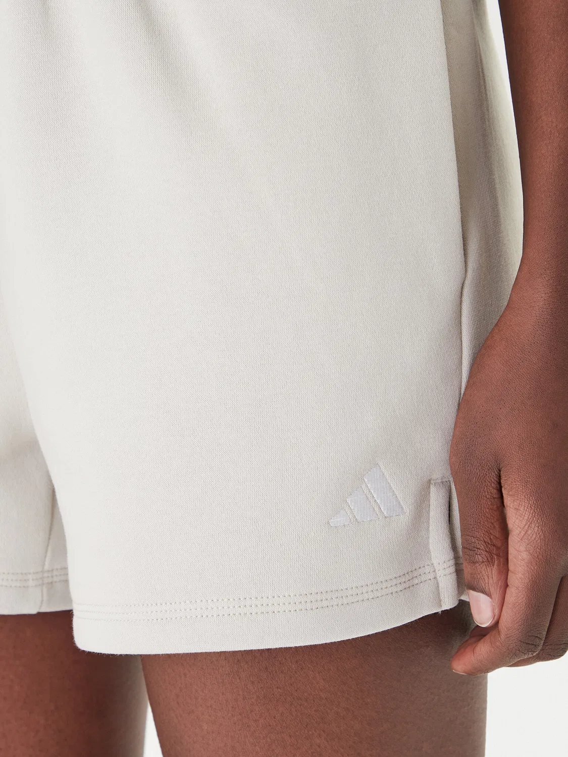 Женские спортивные шорты стандартного кроя Essentials Small Logo Feel Cozy Adidas, бежевый — фото 4