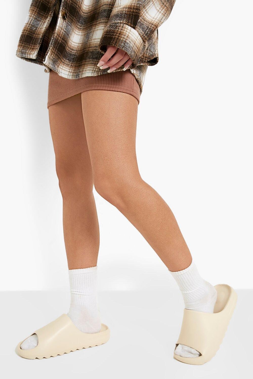 

Массивные шлепанцы широкого кроя boohoo, обнаженная