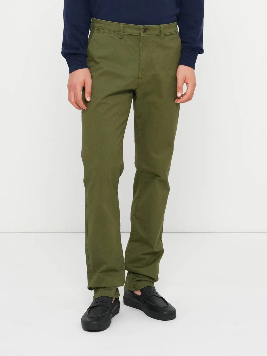 Брюки-чиносы Gap Regular ESSENTIAL зеленого цвета — фото 2