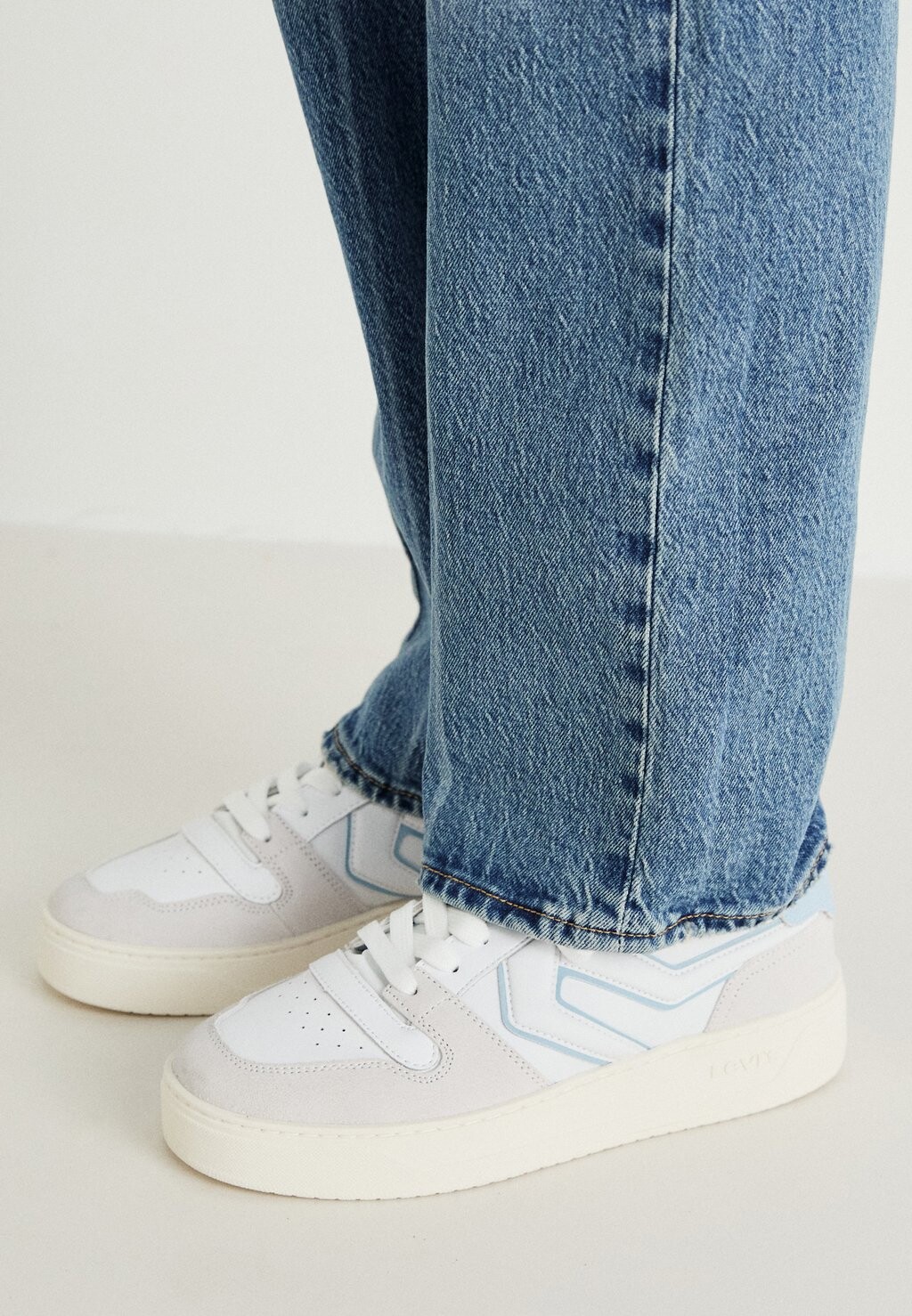 

Кроссовки на шнуровке GLIDE Levi's, белый