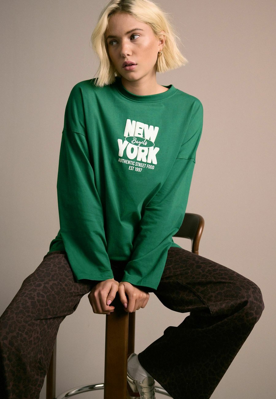 Топ Next NEW YORK BAGEL CREW NECK LONG SLEEVE, Green — фото 4
