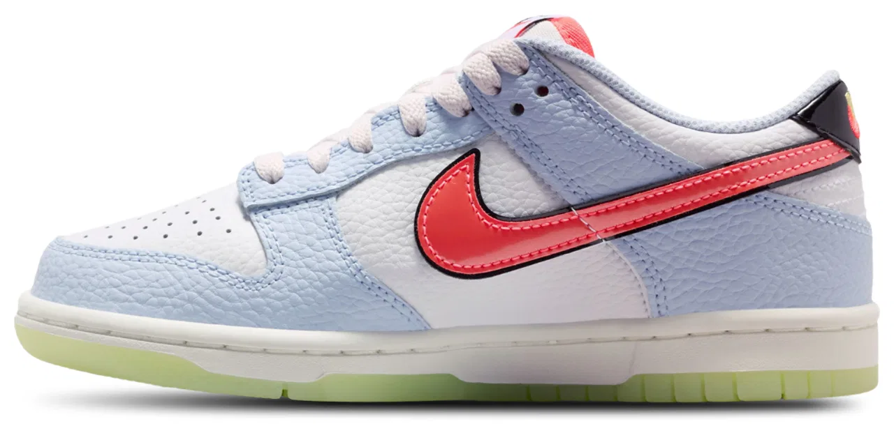 Кроссовки для мальчиков Dunk Low Nike, цвет White/Hydrogen Blue/Flash Crimson — фото 2