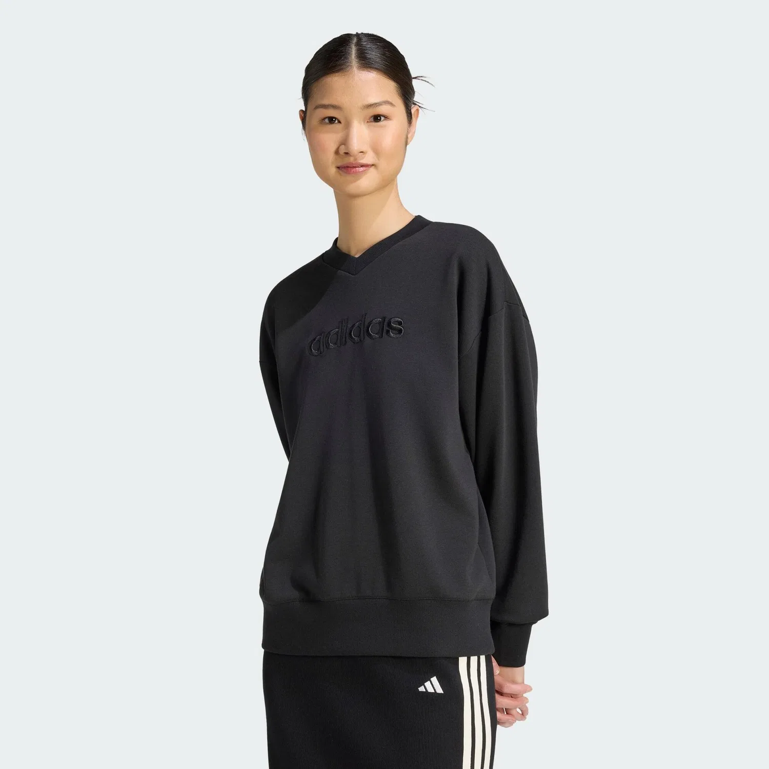 Женский свитшот из сатина с V-образным вырезом Seasonal Essentials Satin-Sweatshirt, Adidas, Цвет Schwarz