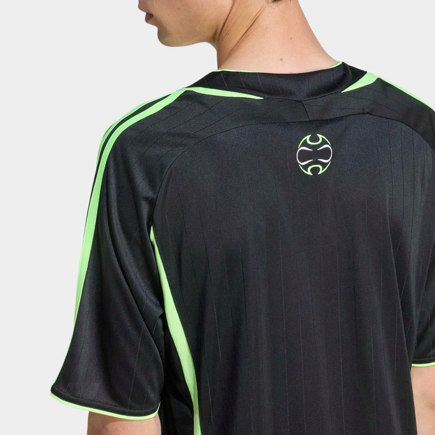 Мужская футболка с принтом Teamgeist Adidas Originals, Black/Signal Green — фото 3