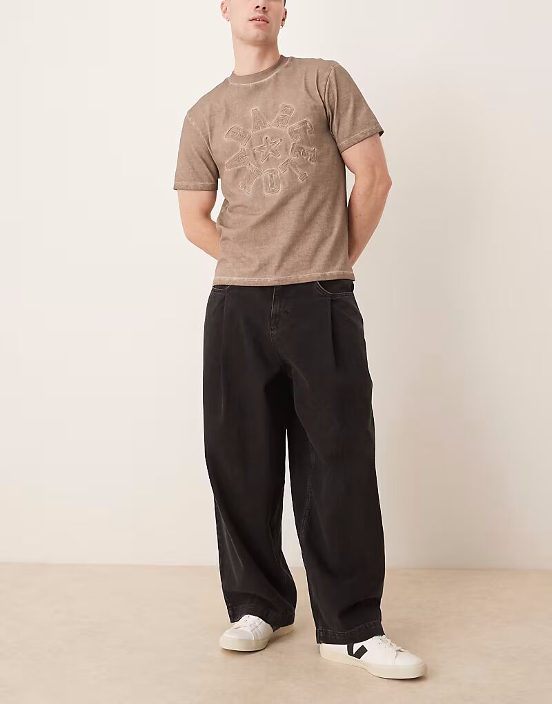 

Джинсы свободного кроя ASOS DESIGN со складками на карманах, черного цвета