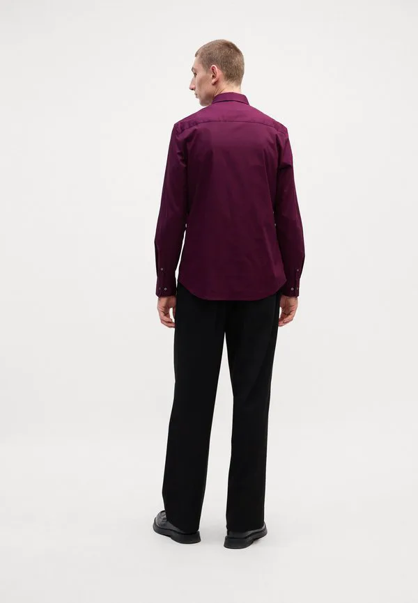 Однотонная эластичная приталенная рубашка Calvin Klein, Passion Plum — фото 4