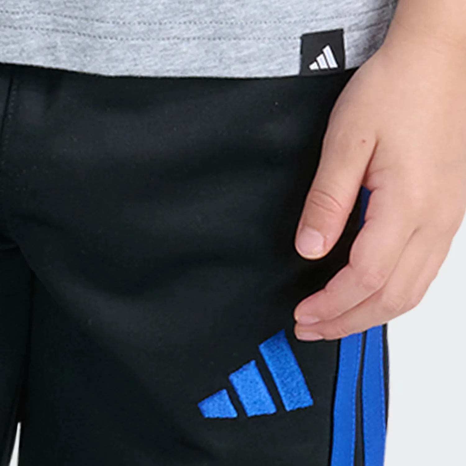 Детский комплект с графическим принтом из футболки и брюк Adidas Sportswear, серый меланж — фото 3