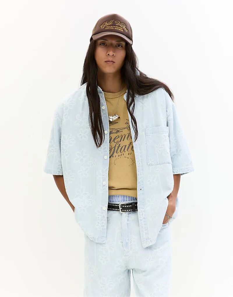 

Джинсовая рубашка с короткими рукавами и цветочным принтом Pull&Bear цвета бледно-индиго