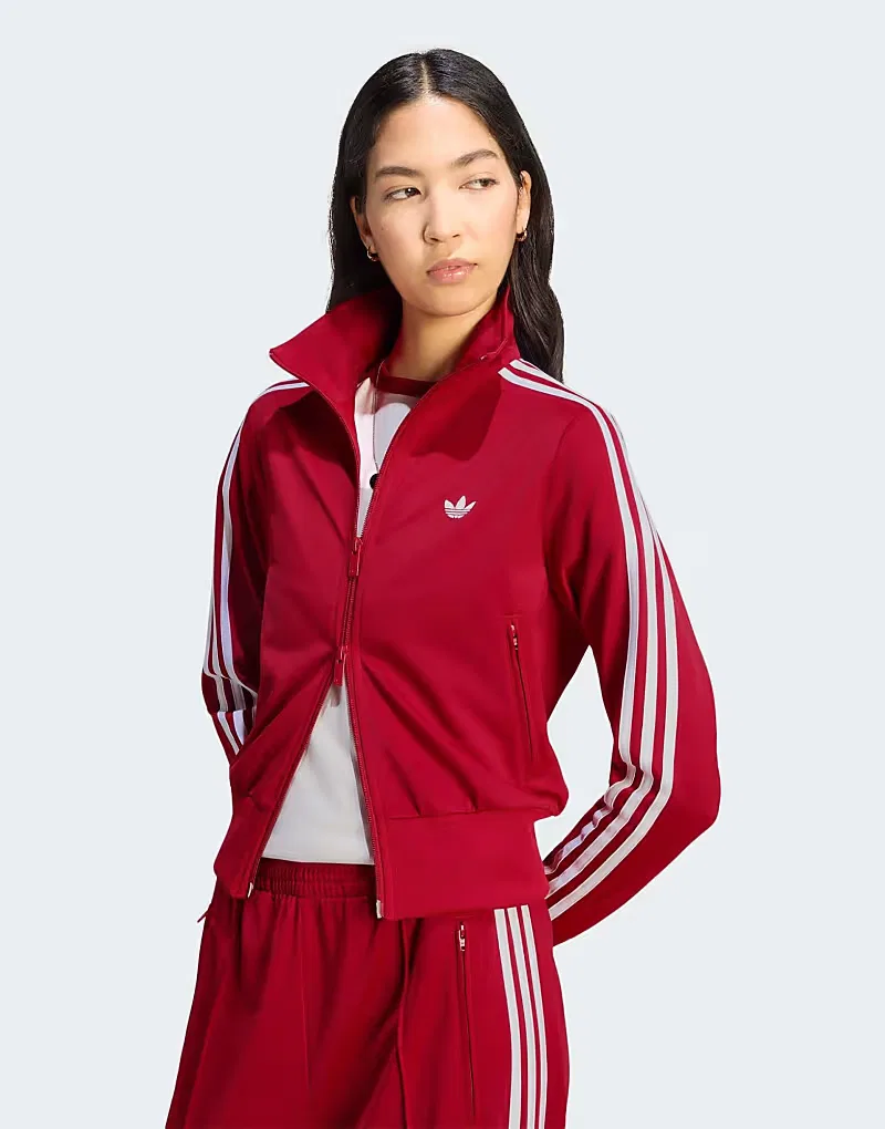Классическая спортивная куртка Adidas Originals Firebird в красно-белом цвете, символизирующем победу команды — фото 3