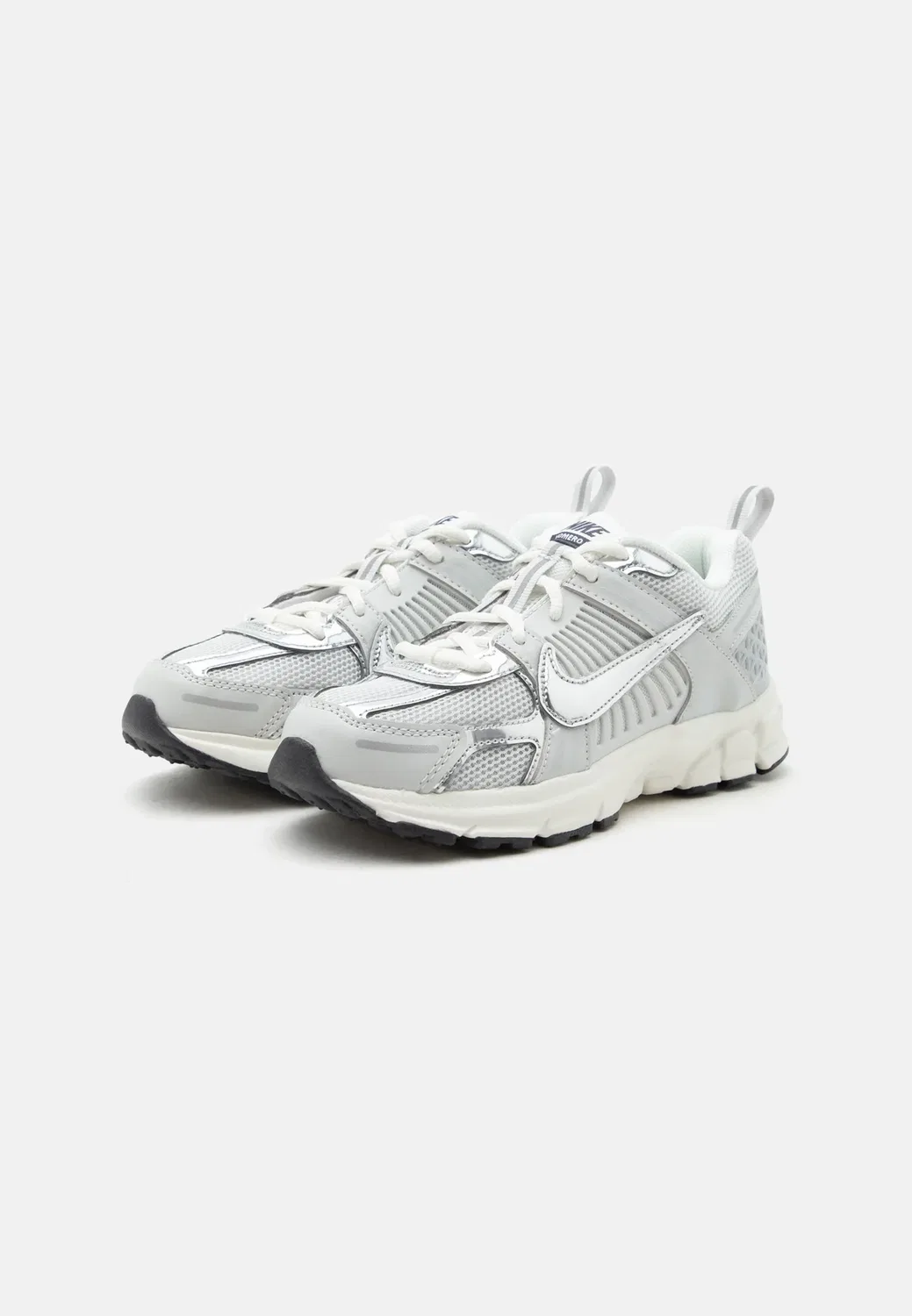 Кроссовки Vomero 5 lace унисекс Nike Sportswear, Photon Dust/Chrome/Gridiron/Sail/Metallic Platinum-Coloured — фото 2