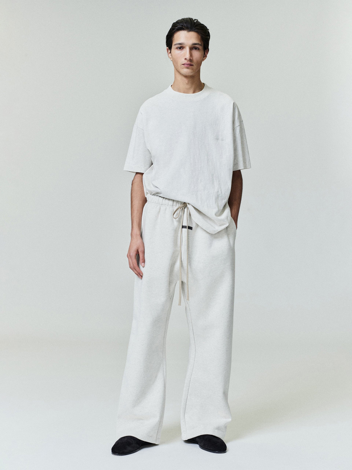 Футболка Fear of God Essentials Embroidered Essential, кремовый — фото 3