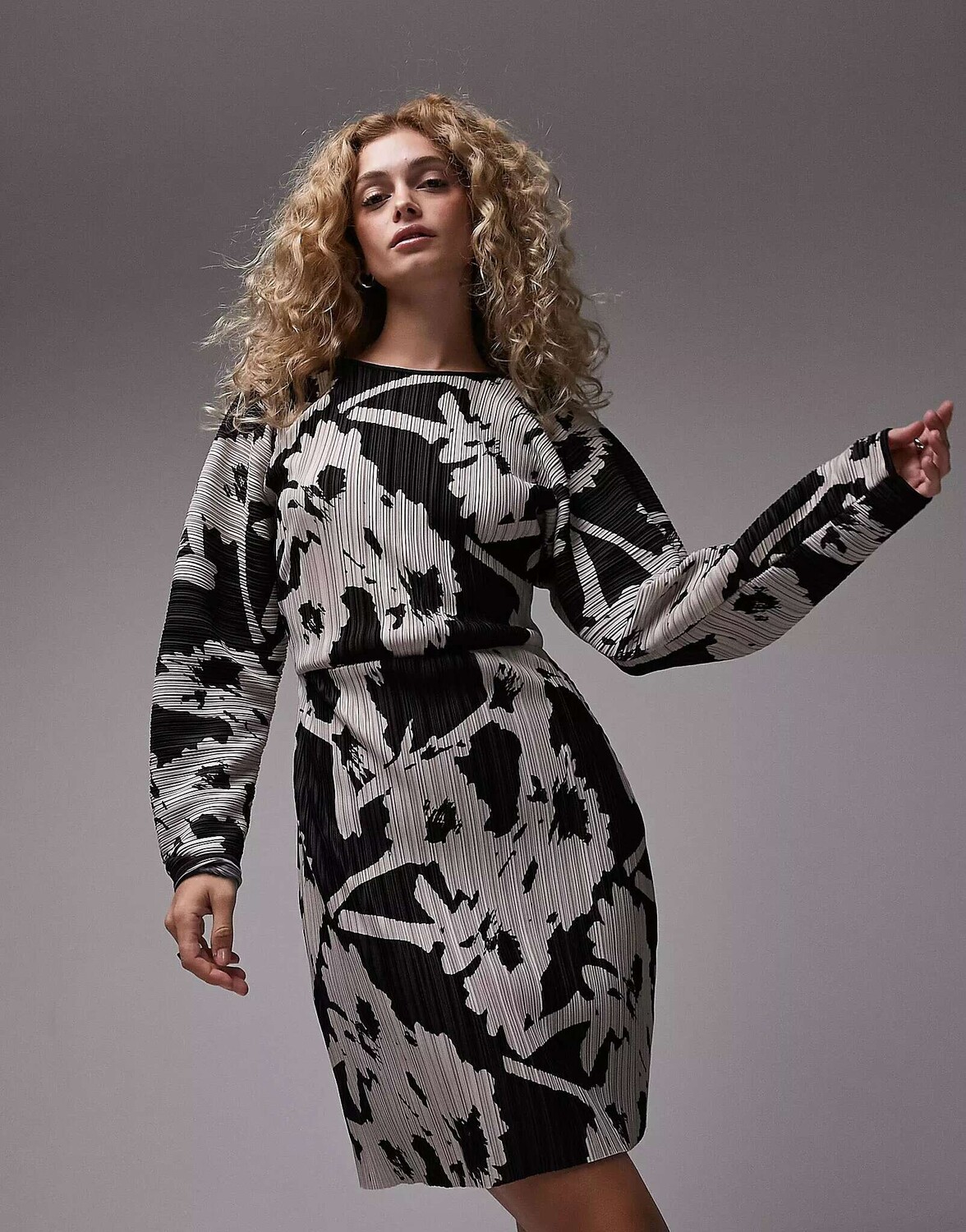 

Моно-плиссированное мини-платье с объемными рукавами Topshop