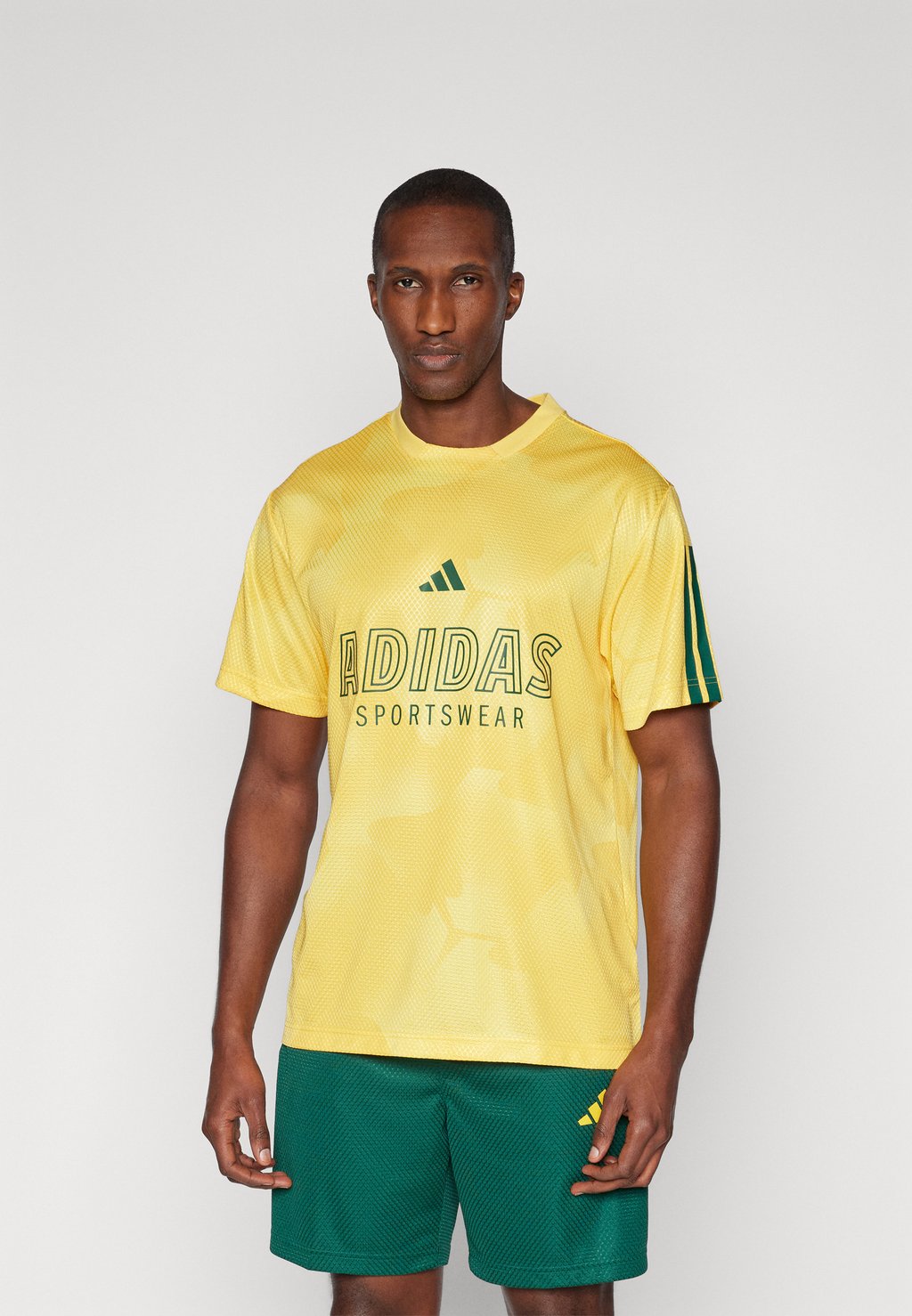 

Футболка с принтом HOUSE OF TIRO NATIONS PACK adidas Sportswear, золотистый