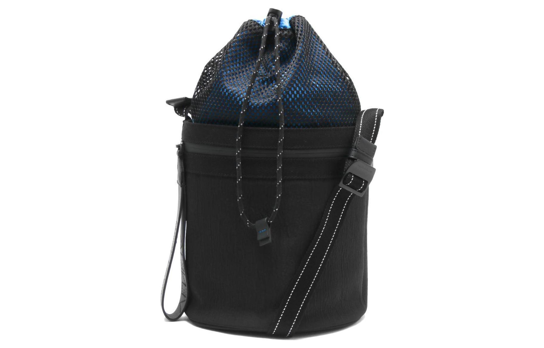 

Мужская полиамидная курьерская сумка черная Bottega Veneta