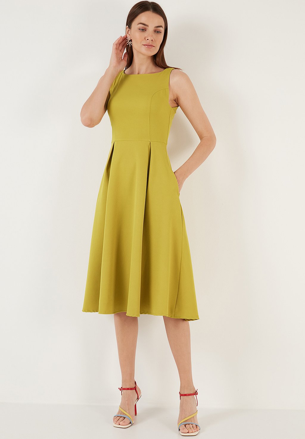 

Повседневное платье CREW NECK PLEATED MIDI LELA, оливковый