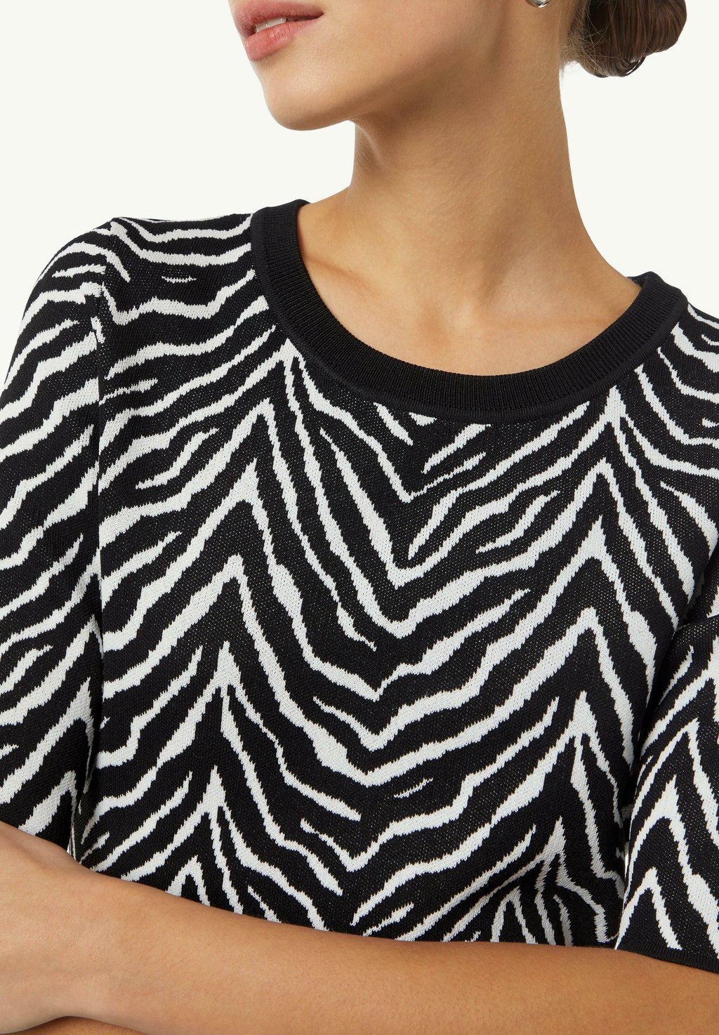 

Платье-футляр MIT ZEBRA JAQUARD UND RIPPBLENDE comma, черный