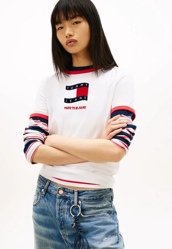 

Футболка с контрастным принтом в виде волнистого флага Tommy Jeans, Ecru, Бежевый, Футболка с контрастным принтом в виде волнистого флага Tommy Jeans, Ecru