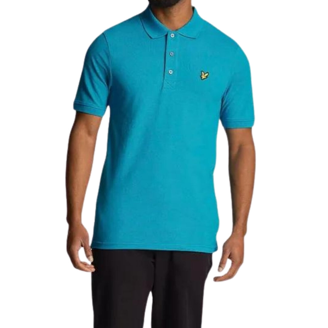 

Это рубашка-поло для отдыха от бренда с логотипом на груди Lyle & Scott, синий