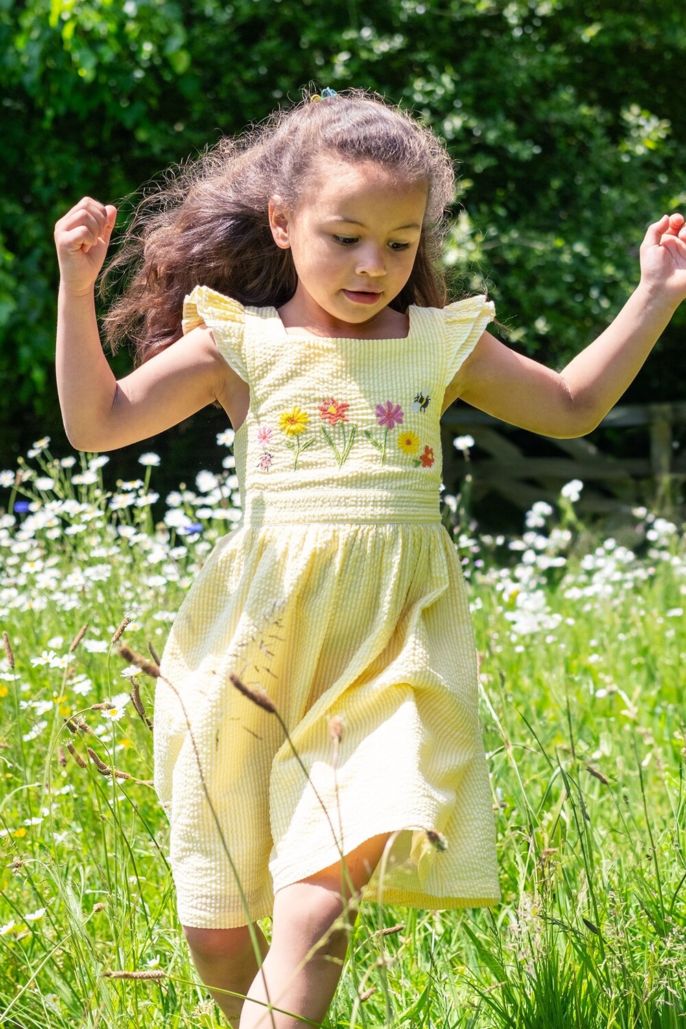 

Желтое платье из жатого хлопка с цветочным принтом Frugi, желтый