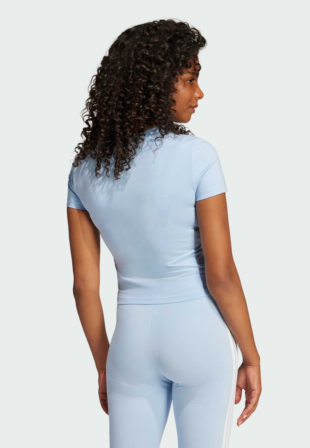 Футболка с принтом ESSENTIALS 3 STRIPES SLIM BABY adidas Sportswear, светло-голубой — фото 2