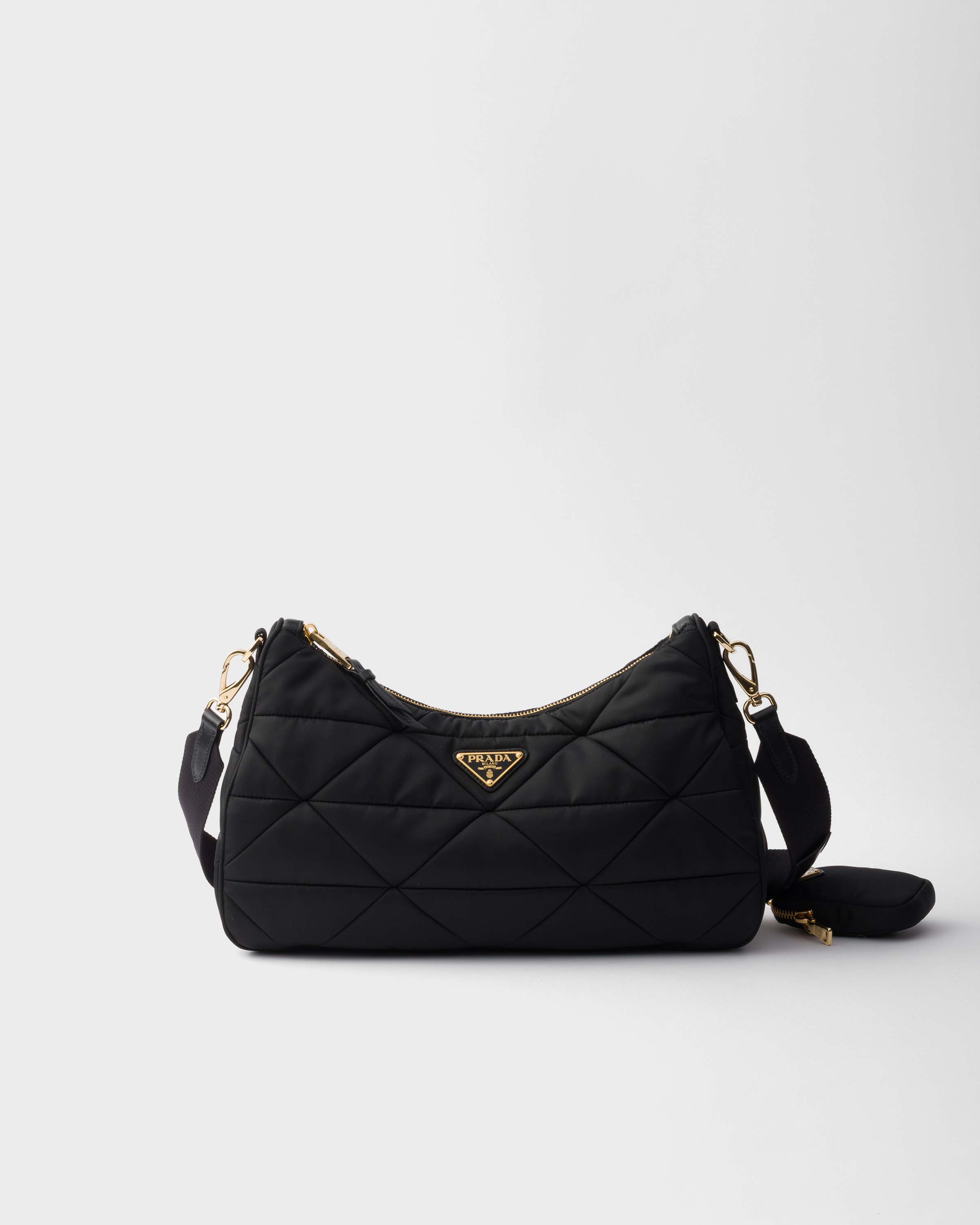 

Большая стеганая сумка из переработанного нейлона Prada, черный