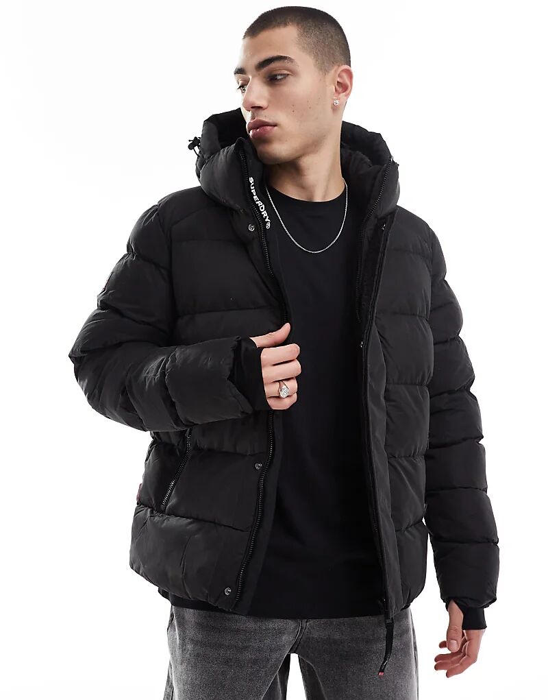 

Спортивная куртка-пуховик из микрофибры с капюшоном черного цвета Superdry
