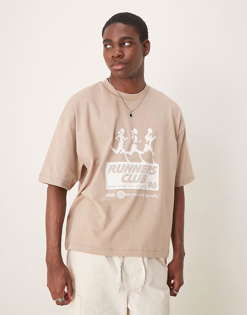 

Футболка свободного кроя ASOS DESIGN бежевого цвета с принтом бегового клуба
