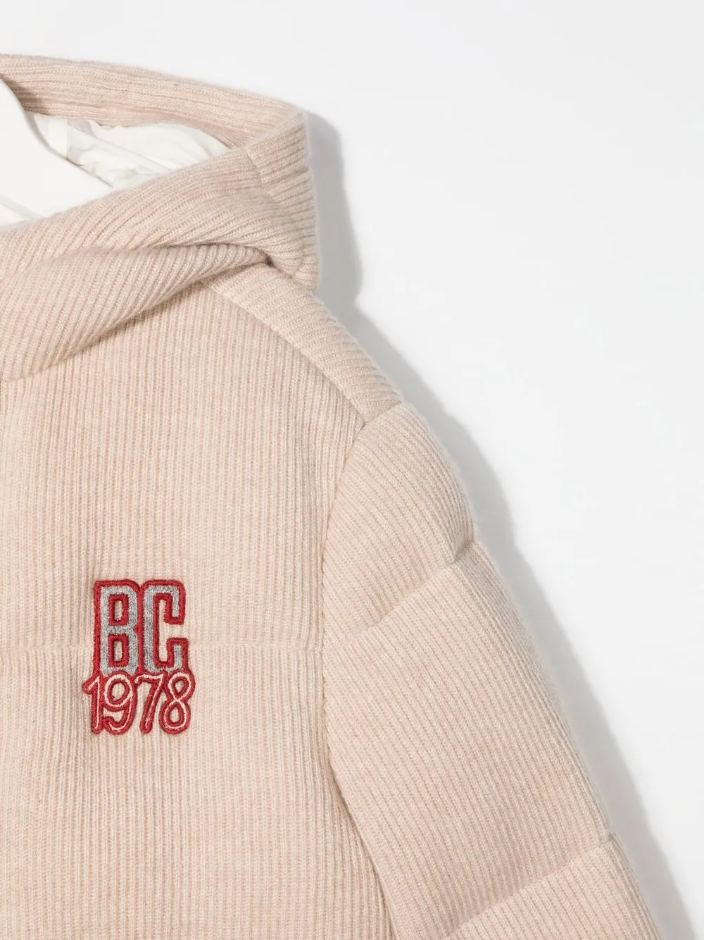 Пуховик тонкой вязки с логотипом Brunello Cucinelli Kids, нейтральный — фото 3