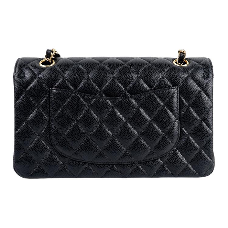 CHANEL Классическая стеганая сумка с двойным клапаном из кожи зернистой фактуры среднего размера черного цвета с золотистой фурнитурой — фото 4