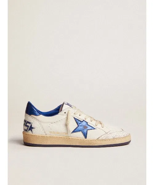 Кроссовки GOLDEN GOOSE Ball Star, белые, из кожи наппа, со светло-голубой ламинированной кожаной вставкой в виде звезды и нашивкой на пятке.