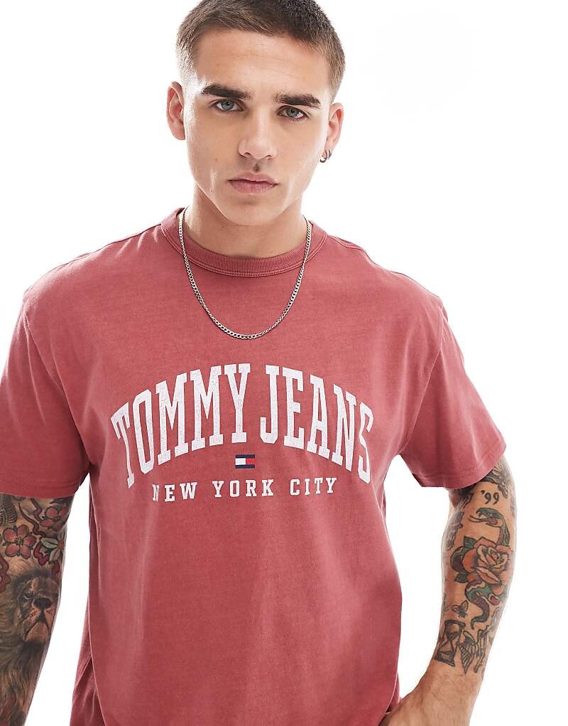 

Tommy Jeans выцветшая красная футболка с логотипом колледжа