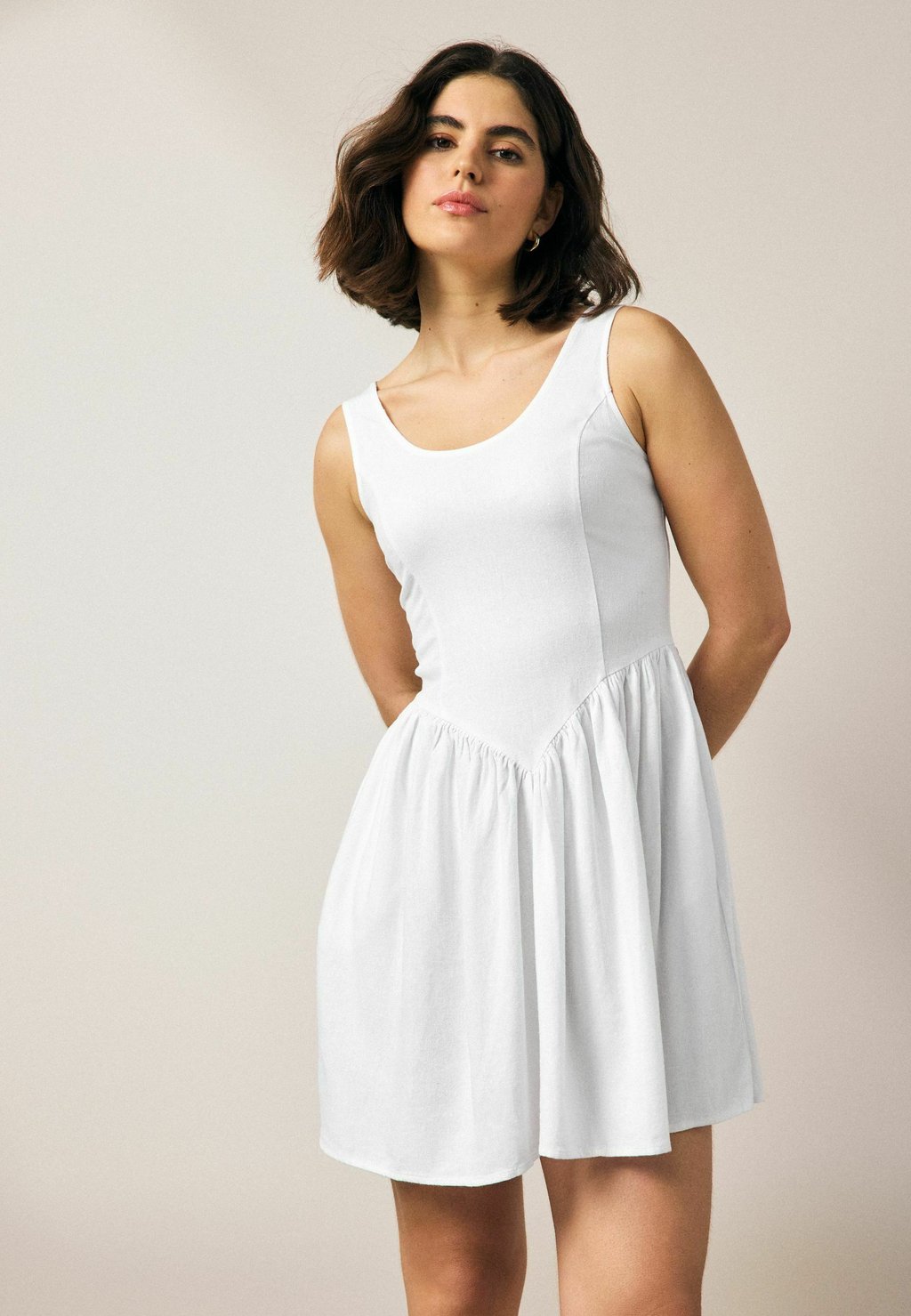 

Повседневное платье REGULAR FIT - SLEEVELESS SCOOP NECK WAISTED Next, белый
