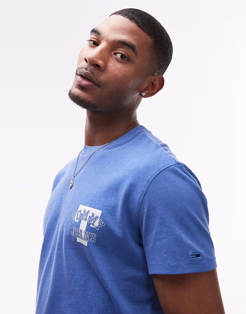 

Футболка с логотипом Tommy Jeans на груди, синего цвета