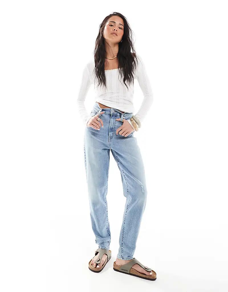 

Джинсы Levi's Mom светло-голубого цвета с высокой талией