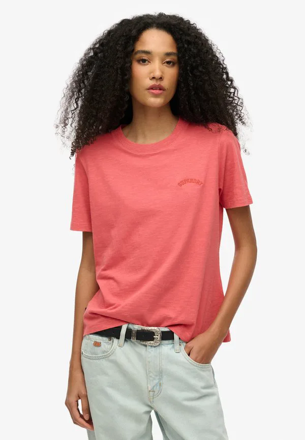 

Базовая футболка с логотипом essential, с эффектом потертости. Superdry & Co, Holly Berry Red, Красный, Базовая футболка с логотипом essential, с эффектом потертости. Superdry & Co, Holly Berry Red