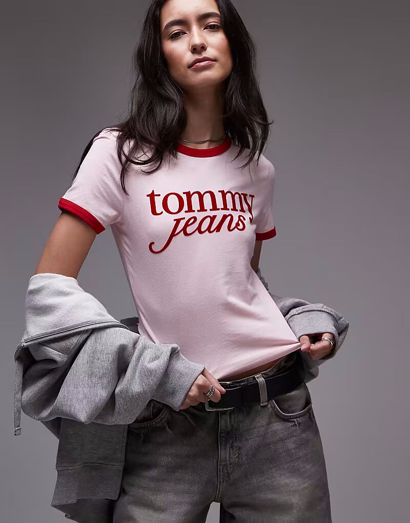 

Футболка Tommy Jeans с надписью «Script Ringer» в розовом и красном цветах