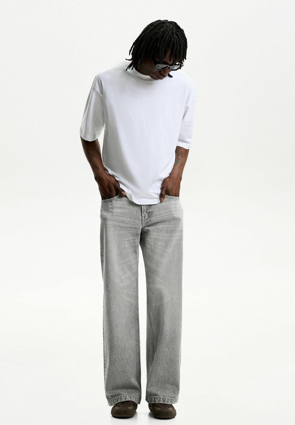 

Расклешенные джинсы FLARE - JEANS. 00372352 Bershka, серый