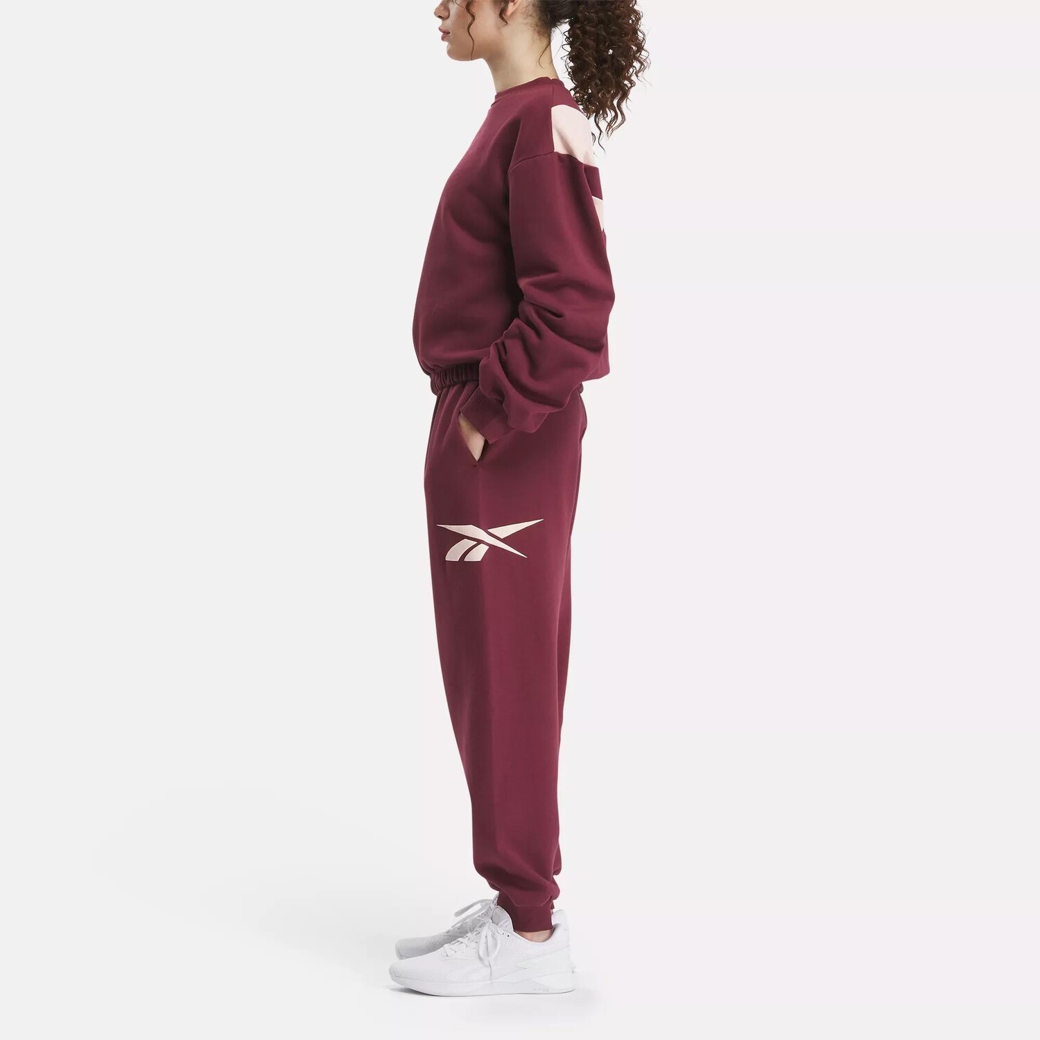 

Назад Векторные Флисовые Брюки Reebok, цвет Classic Maroon