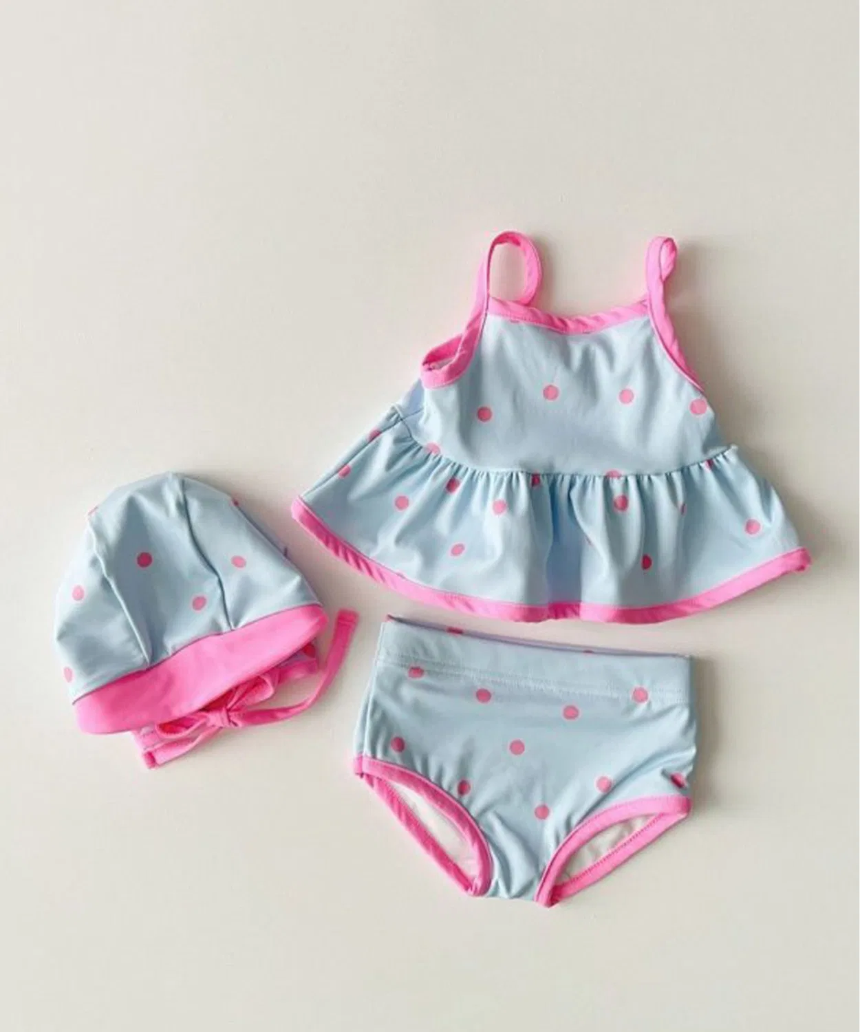 Купальник Bambin 3 предмета: топ, шорты, шапочка в горошек, белый с синим — фото 2