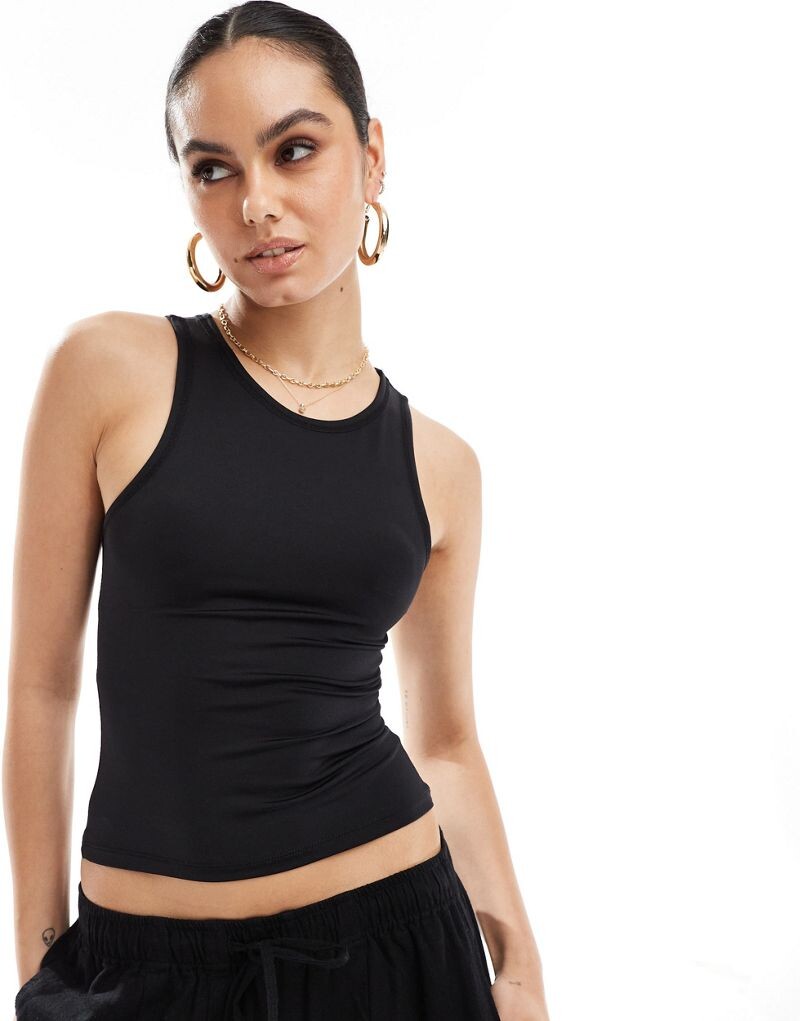 

Черный спортивный жилет из полиамида Pull&Bear