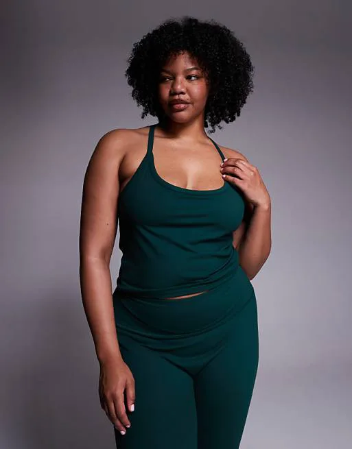 

4505 Мягкая майка для йоги Curve Icon с внутренним бюстгальтером и регулируемыми бретелями цвета Evergreen