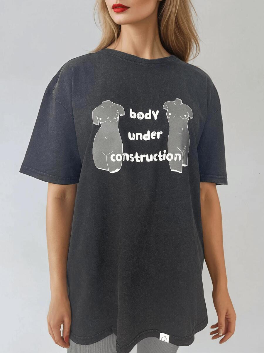 

Белая женская футболка в стиле ретро — Body Under Construction BeShaped