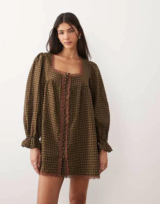 

Оливковое платье мини в клетку Babydoll с кружевной отделкой ASOS DESIGN