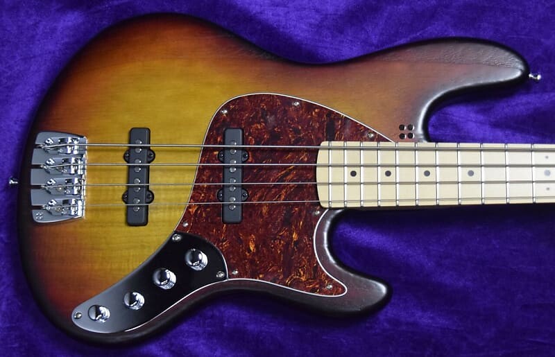 

Басс гитара Sandberg Cal. TT-4 SuperLight, 3-Tone Sunburst / Maple