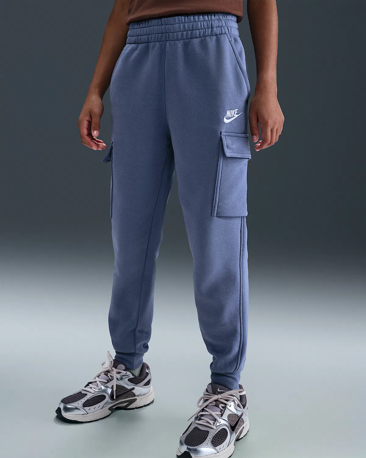 Детские карго-штаны Nike Sportswear Club Fleece, World Indigo/World Indigo/White — фото 2