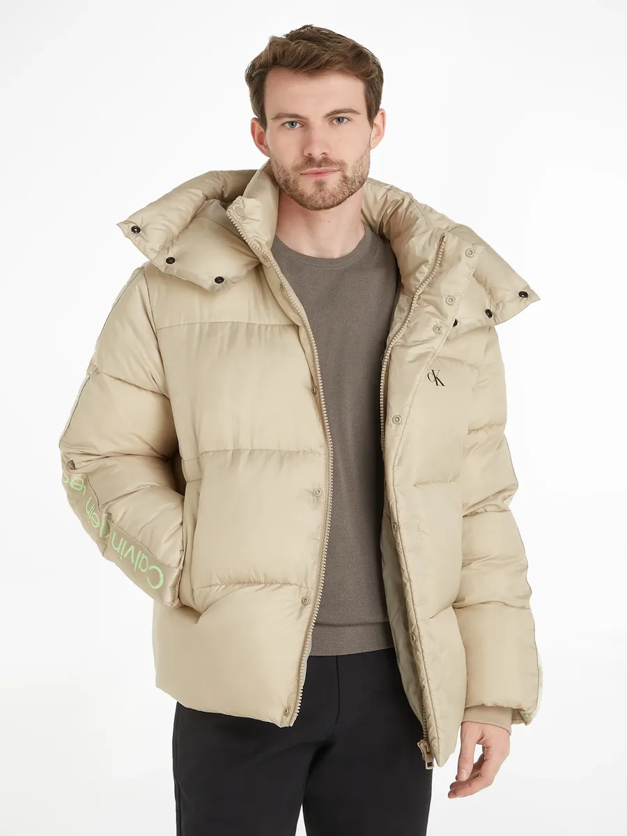 

Стеганая куртка Calvin Klein Jeans "LOGO TAPE RELAXD/OV.SIZED PUFFER", цвет Plaza Taupe