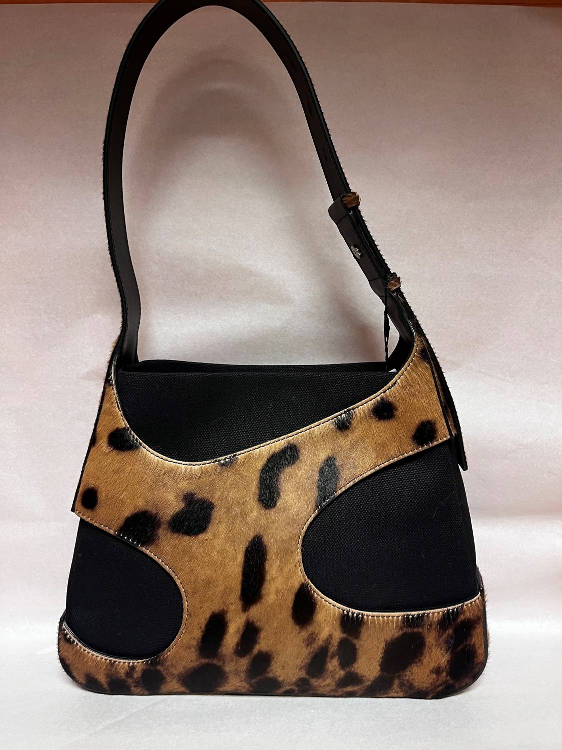 

Сумка из телячьей кожи Salvatore Ferragamo в черном цвете